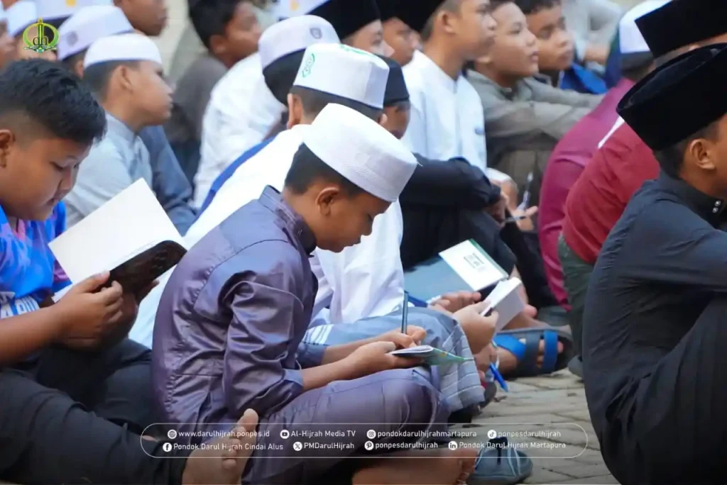 santri mencatat pada pembagian mufradat oleh Penggerak Bahasa OSDA bersama Pimpinan Pondok Darul Hijrah Cindai Alus