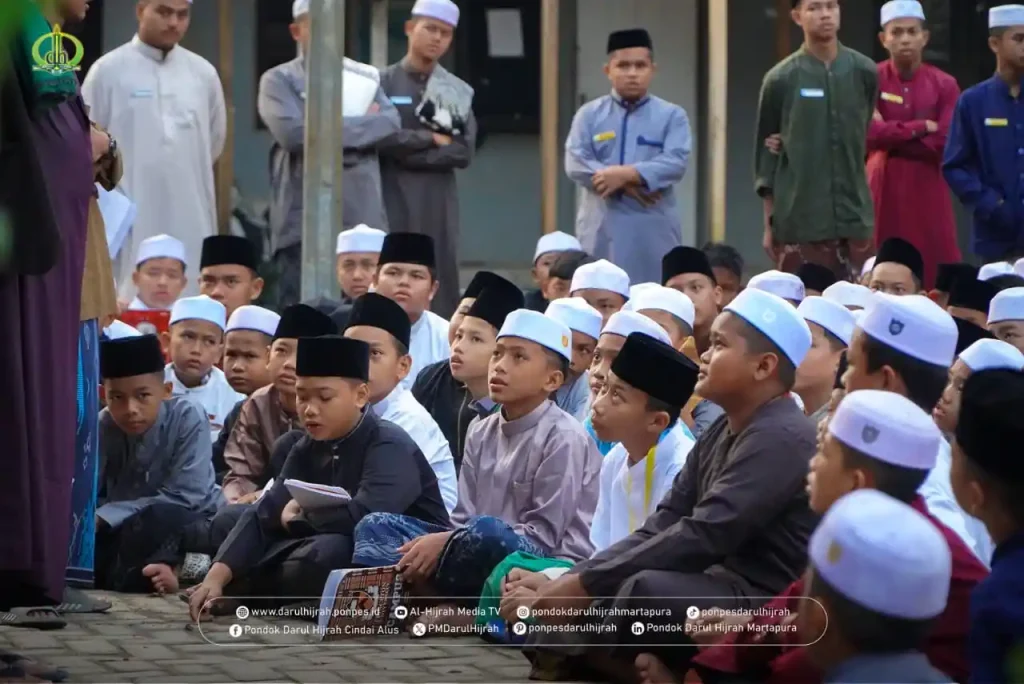 santri antusias menyimak pembagian mufradat oleh Penggerak Bahasa OSDA bersama Pimpinan Pondok Darul Hijrah Cindai Alus