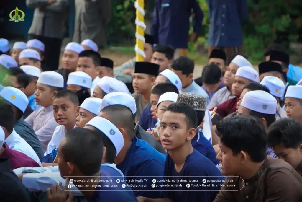 santri menyimak pembagian mufradat oleh Penggerak Bahasa OSDA bersama Pimpinan Pondok Darul Hijrah Cindai Alus
