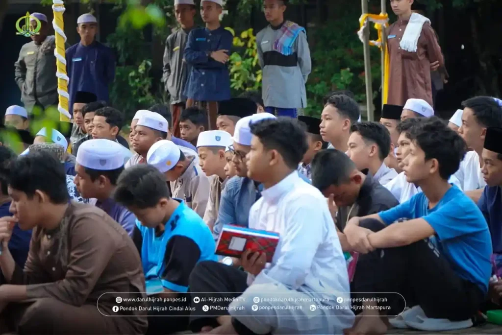 pembagian mufradat oleh Penggerak Bahasa OSDA bersama Pimpinan Pondok Darul Hijrah Cindai Alus