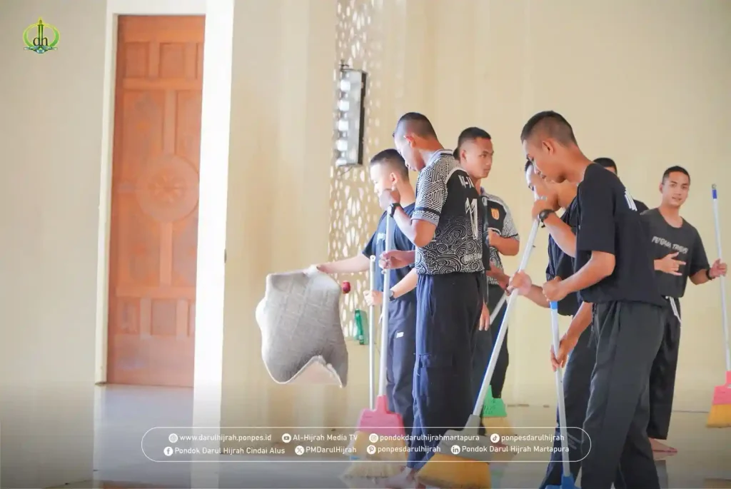 pembersihan umum oleh santri akhir tmi pondok darul hijrah cindai alus