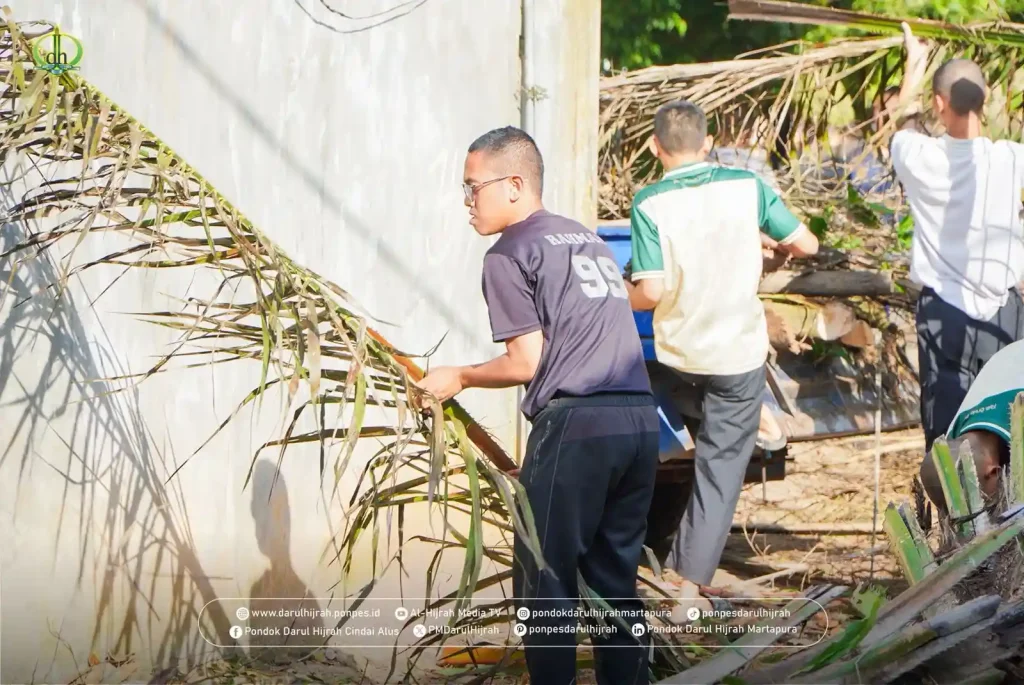 pembersihan umum oleh santri kelas 6 TMI Pondok Darul Hijrah Cindai Alus