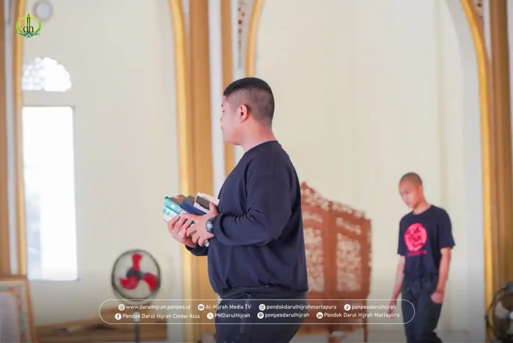 pembersihan umum di Masjid Nurul Anshor oleh santri akhir TMI Pondok Darul Hijrah Cindai Alus