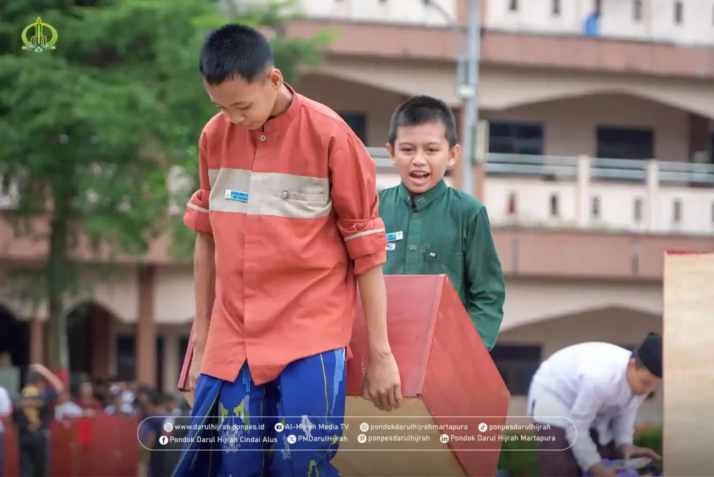 para santri bersama temannya mengangkat lemari pada waktu perpindahan kamar