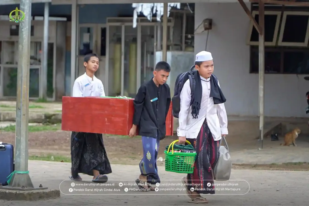 gotong royong para santri bersama temannya mengangkat lemari pada waktu perpindahan kamar
