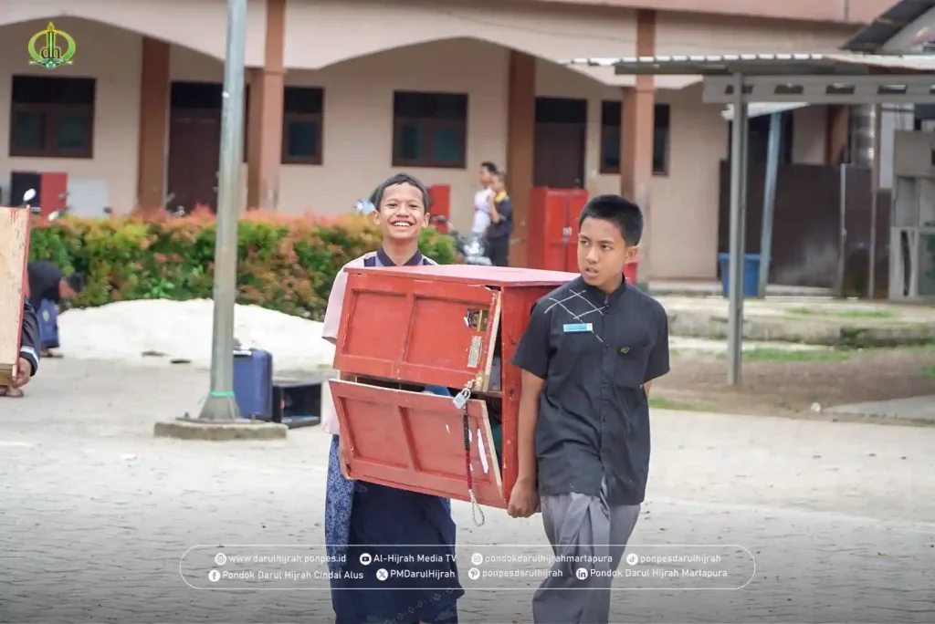 para santri menikmati waktu bersama temannya mengangkat lemari pada waktu perpindahan kamar santri