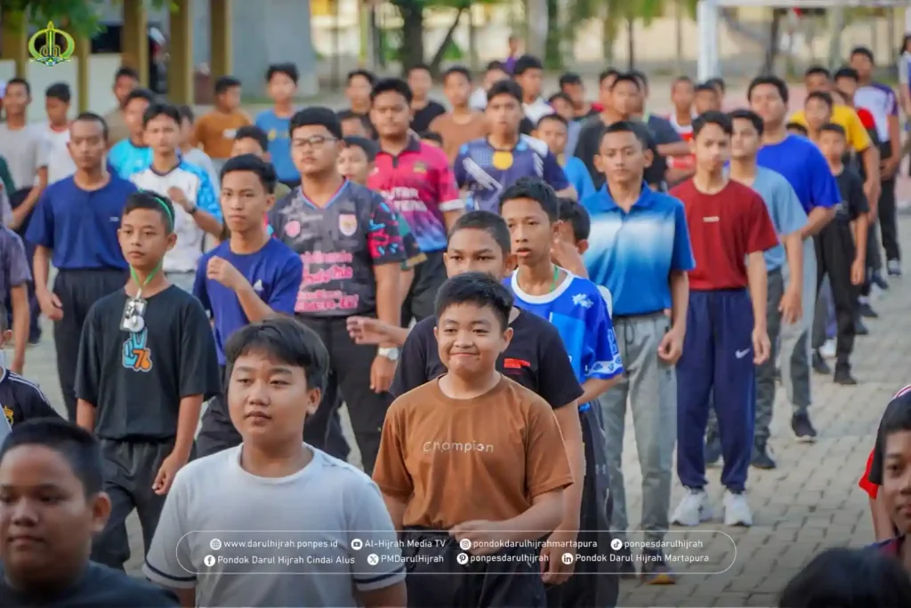 senam. Pagi santri putra pondok darul hijrah cindai alus di halaman gedung al almin 5