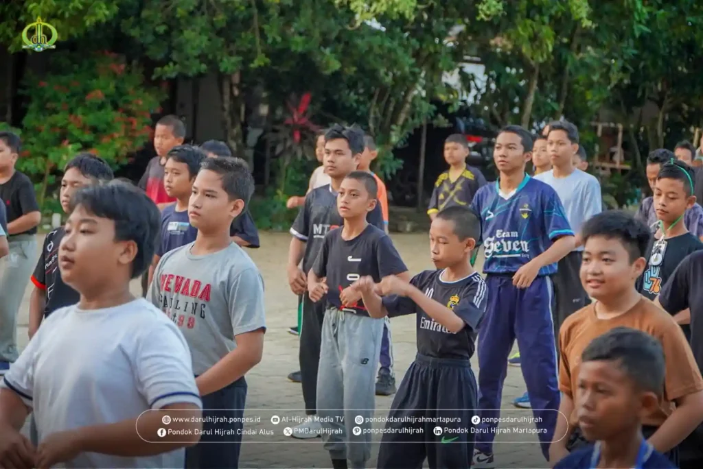 senam. Pagi santri putra pondok darul hijrah cindai alus di halaman gedung al almin 5 penuh semangat