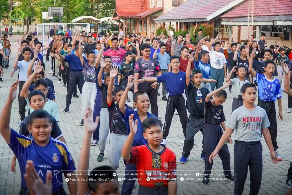 senam. Pagi santri putra pondok darul hijrah cindai alus di halaman gedung al almin 5 penuh semangat dipandu oleh santri akhir