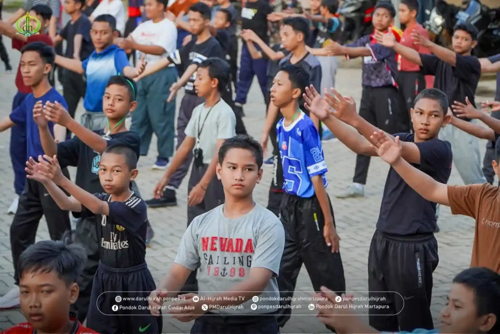 senam. Pagi santri putra pondok darul hijrah cindai alus di halaman gedung al almin 5 mengikuti gerakan pemandu senam