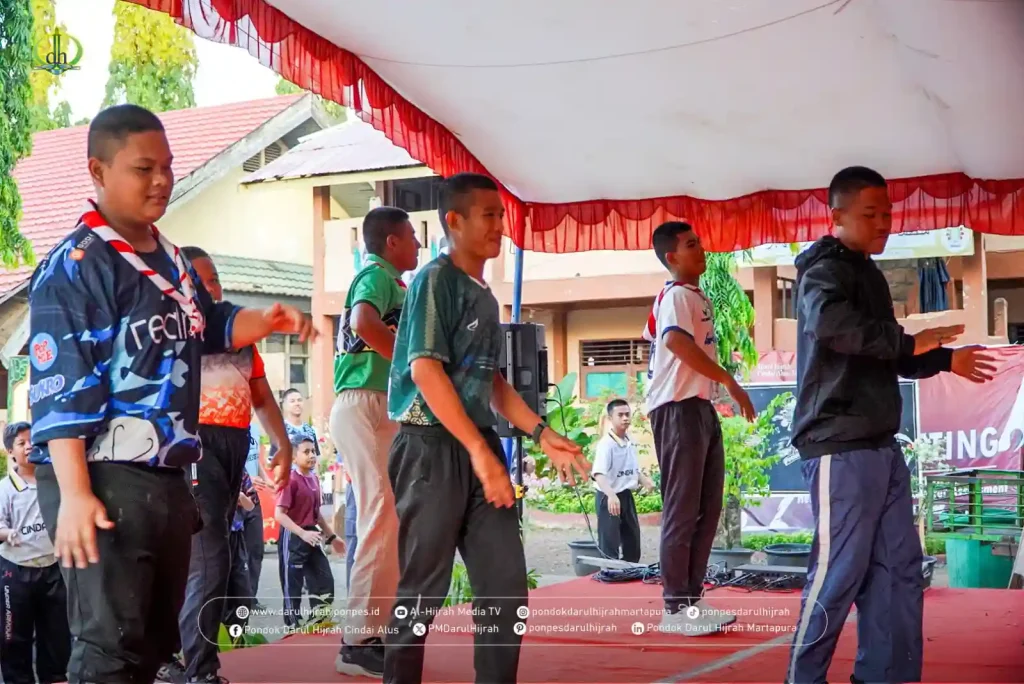 senam. Pagi santri putra pondok darul hijrah cindai alus di halaman gedung al almin 5 di pandu oleh santri akhir dengan gerakan energik