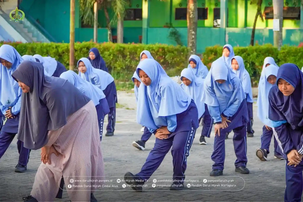 para santriwati menikmati senam pagi di Pondok darul hijrah cindai alus
