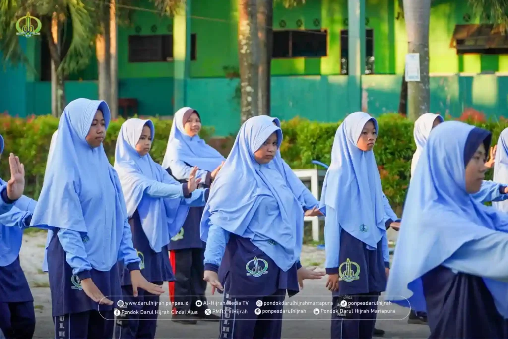 menghirup udara pagi dan senam pagi di Pondok Darul Hijrah Cindai Alus Martapura oleh santri putri baru