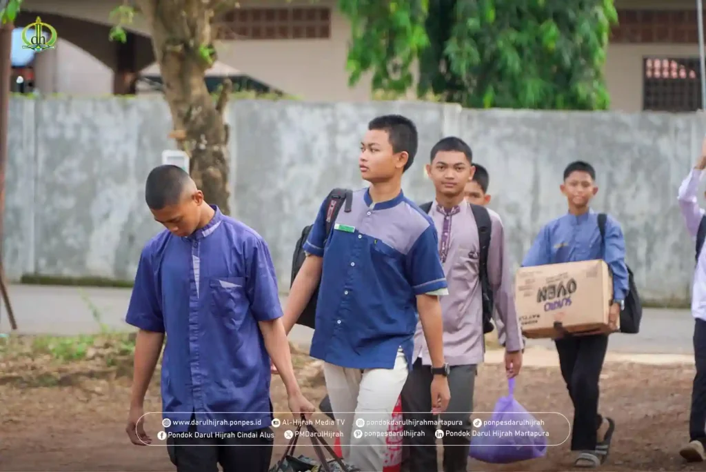 nampak muka ceria para santri saat berlibur dan selesai memenuhi syarat perpulangan santri Pondok Darul Hijrah Cindai Alus