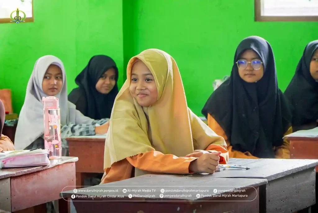 santri putri pondok darul hijrah melaksanakan kbm pada tahun ajaran baru 2025 /2026