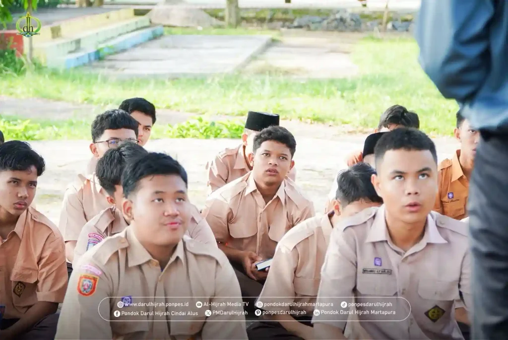 pra santri baru diajak wali kelasnya ke luar kelas pada kegiatan belajar mengajar pada tahun ajaran baru 2025 / 2026