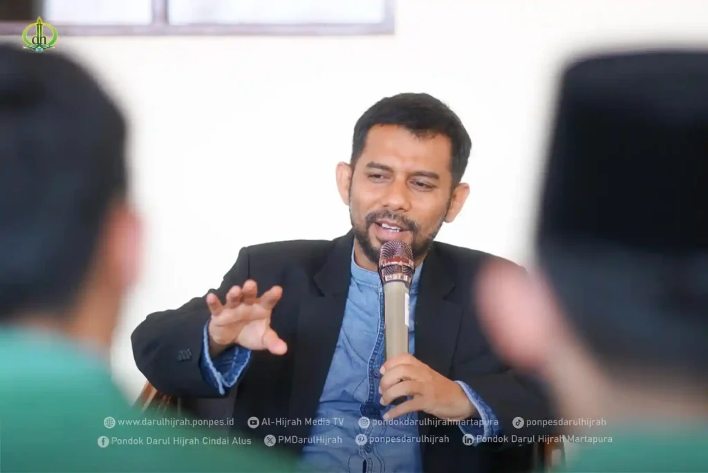 Ketua STIT Darul Hijrah memberikan arahan pada kegiatan PPL KKN UINSI Samarinda di Pondok Darul Hijrah Martapura