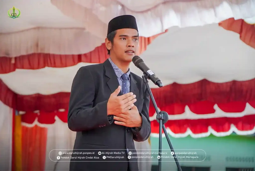 ust. rizki ali hasmi menjadi inspektur upacara pada kegiatan upacara penurunan bendera di pondok darul hijrah cindai alus
