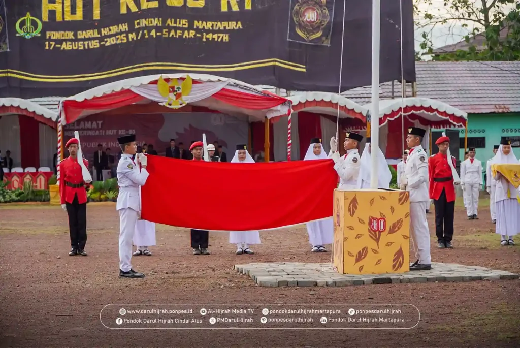 upacara penurunan bendera di pondok darul hijrah cindai alus martapura