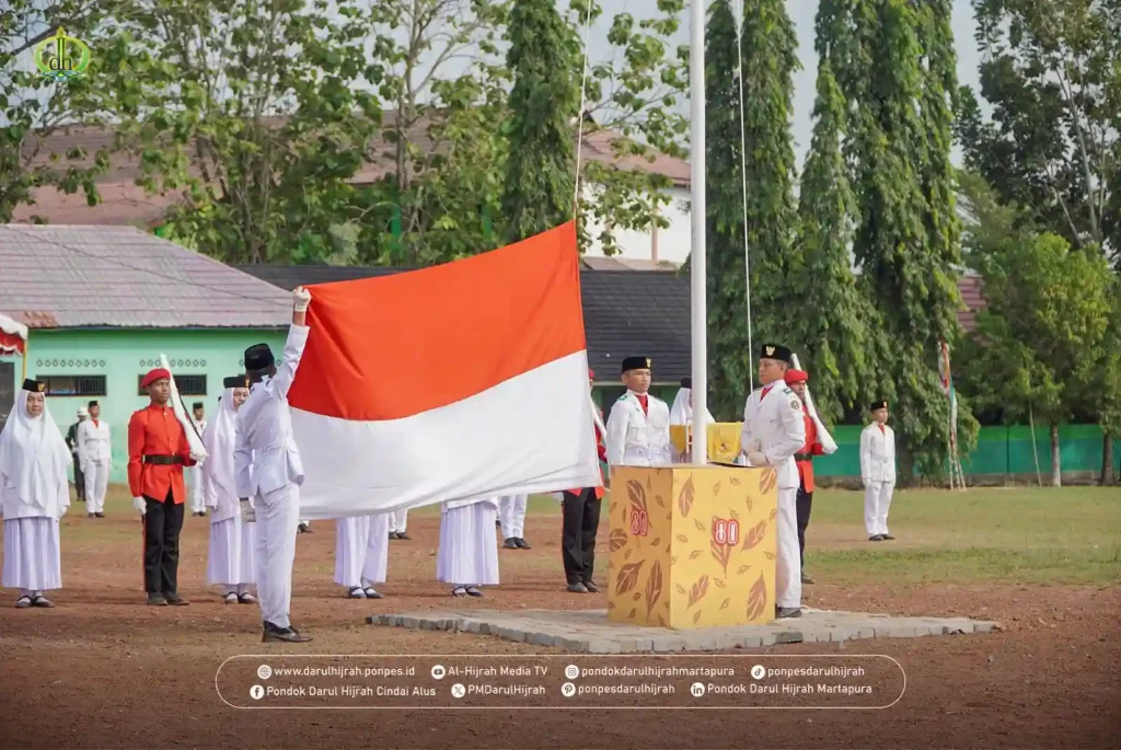 pengibaran bendara merah putih pada Upacara Peringatan Hari Kemerdekaan di Pondok Darul Hijrah Cindai Alus