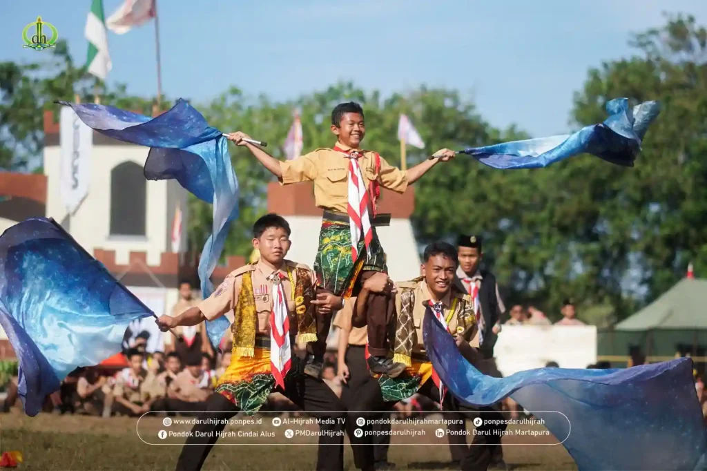 pesembahan santri pondok darul hijrah cindai alus pada apel pembukaan perkemahan pekan perkenalan khutbatul arsy