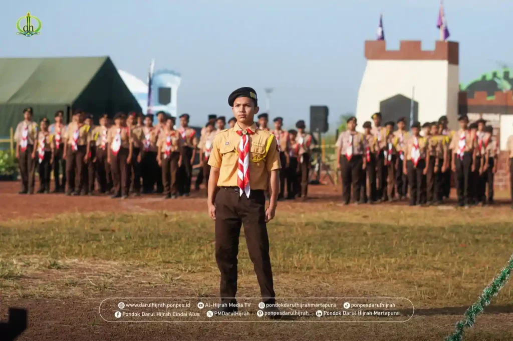 Pemimpin upacara oleh santri pondok darul hijrah cindai alus pada apel pembukaan perkemahan pekan perkenalan khutbatul arsy