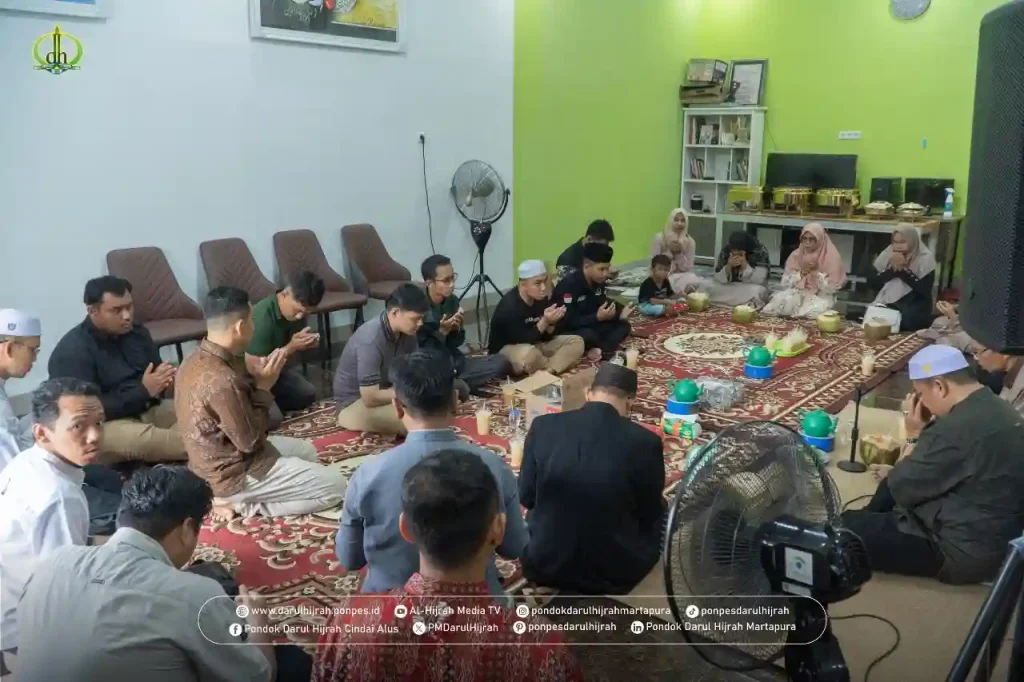 pembacaan doa setelah acara silaturahmi bersama Pimpinan Pondok Darul Hijrah Cindai Alus