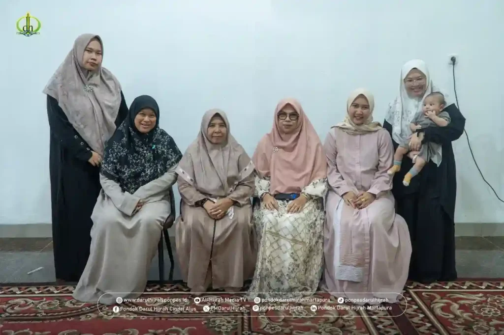 perfotoan besama ibu nyai setelah silaturahmi bersama di rumah Haji sarpani