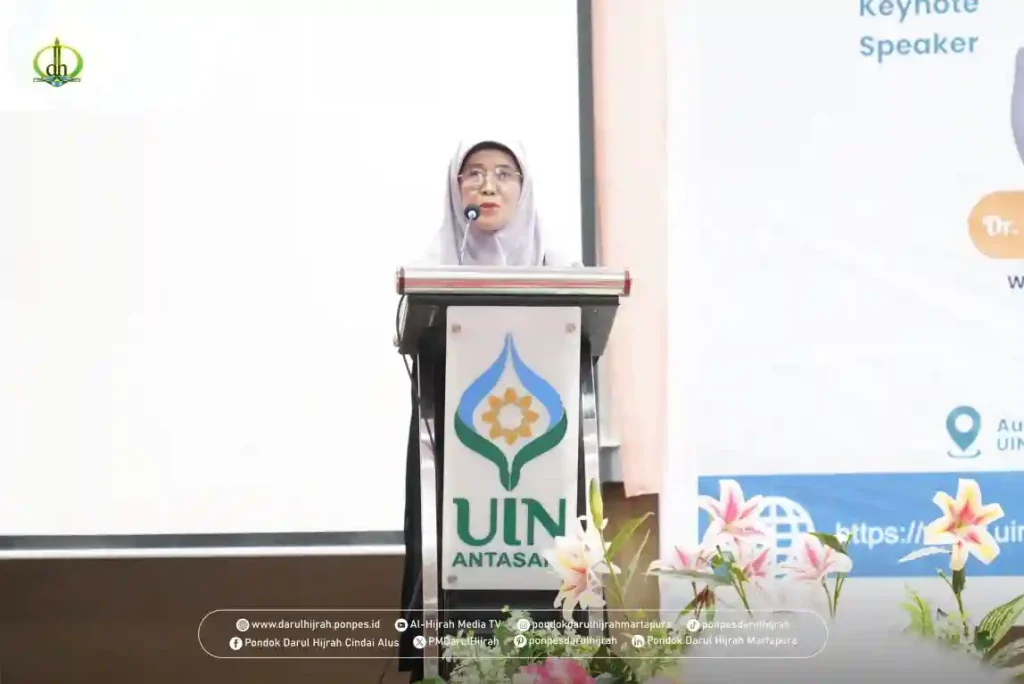 ibu rektor uin antasari banjarmasin yang merupakan wali santri pondok darul hijrah menyampaikan sambutan pada halaqoh pesantren
