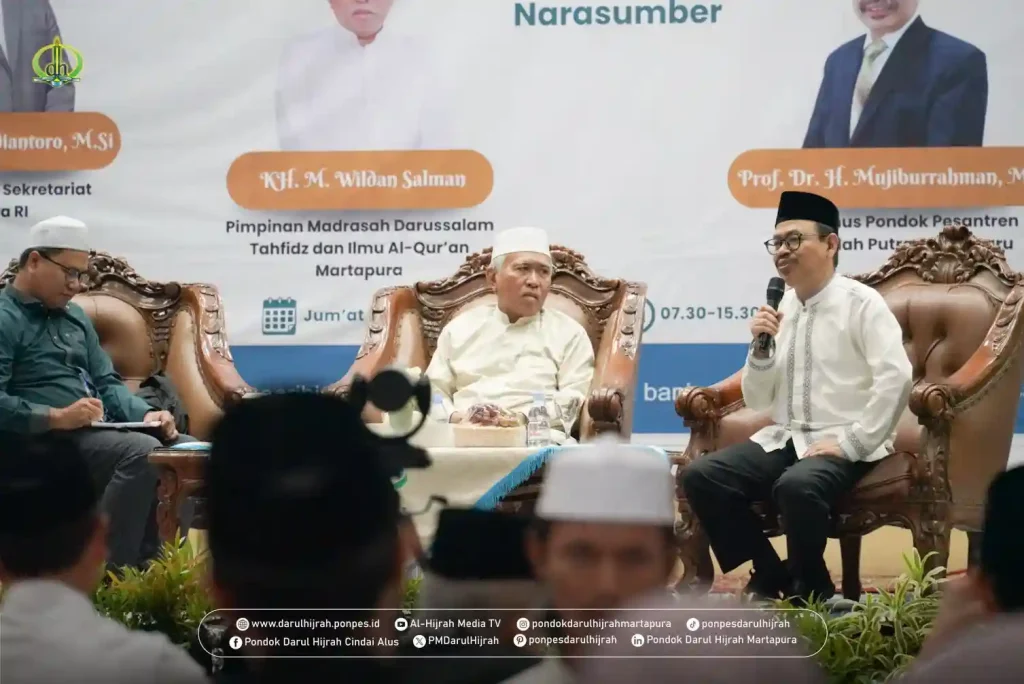 para pemateri menyampaikan materinya pada halaqoh pesantren di auditorium uin antasari banjarmasin