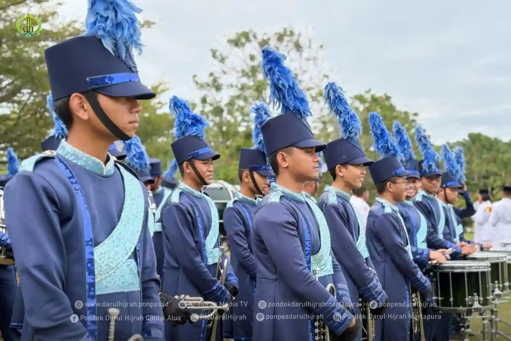 pasukan marching band gema harmoni darul hijrah dalam upacar hari pahlawan