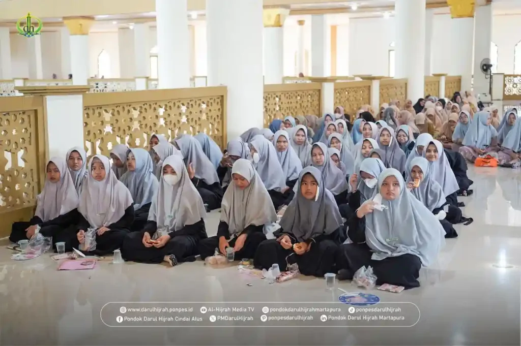 santri putri menghadiri tausiyah ust. abdul Somad tentang pesantren adalah jawaban