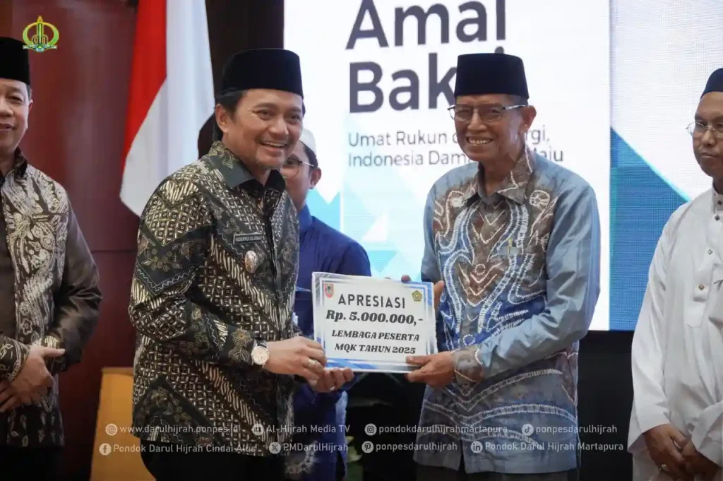 pimpinan pondok darul hijrah terima apresiasi dari gubernur kalimantan selatan melalui wakil gubernur pada kegiatan hari amal bakti ke 80 di Banjarmasin