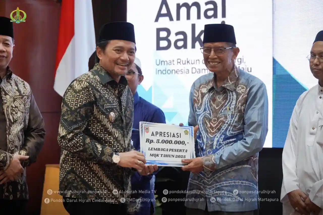 pimpinan pondok darul hijrah terima apresiasi dari gubernur kalimantan selatan melalui wakil gubernur pada kegiatan hari amal bakti ke 80 di Banjarmasin