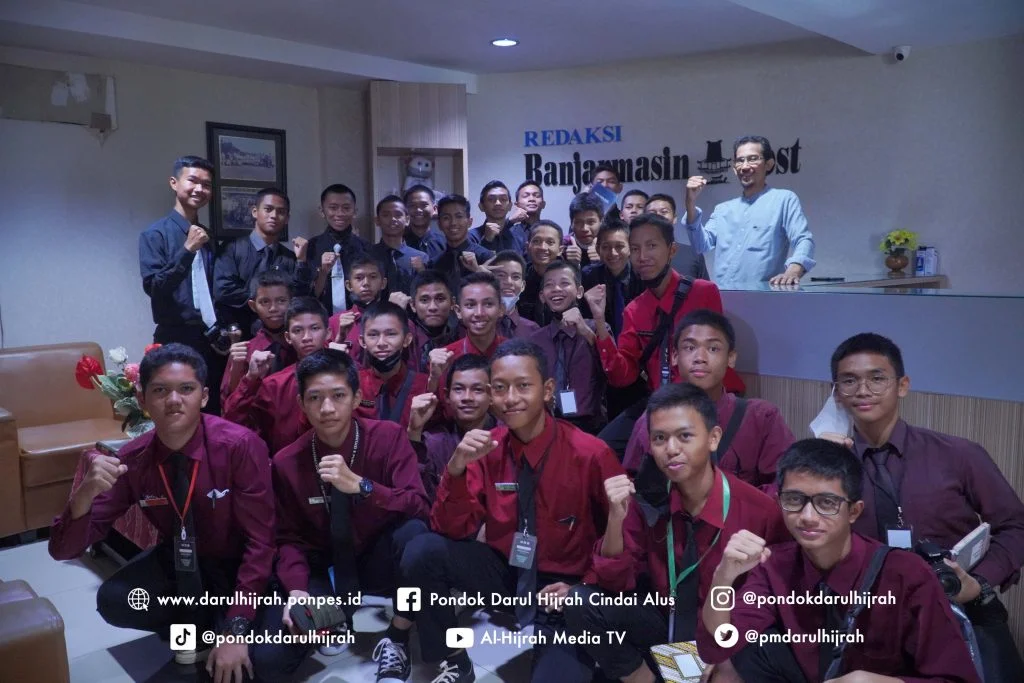 Santri anggota ekskul jurnalistik dan multimedia kunjungi kantor Banjarmasin Post di Banjarmasin. Baca Selengkapanya!