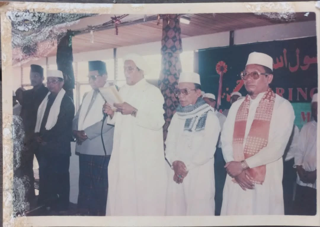 Guru Sekumpul (pegang mic) saat kegiatan peringatan maulid nabi muhammad saw tahun 1994